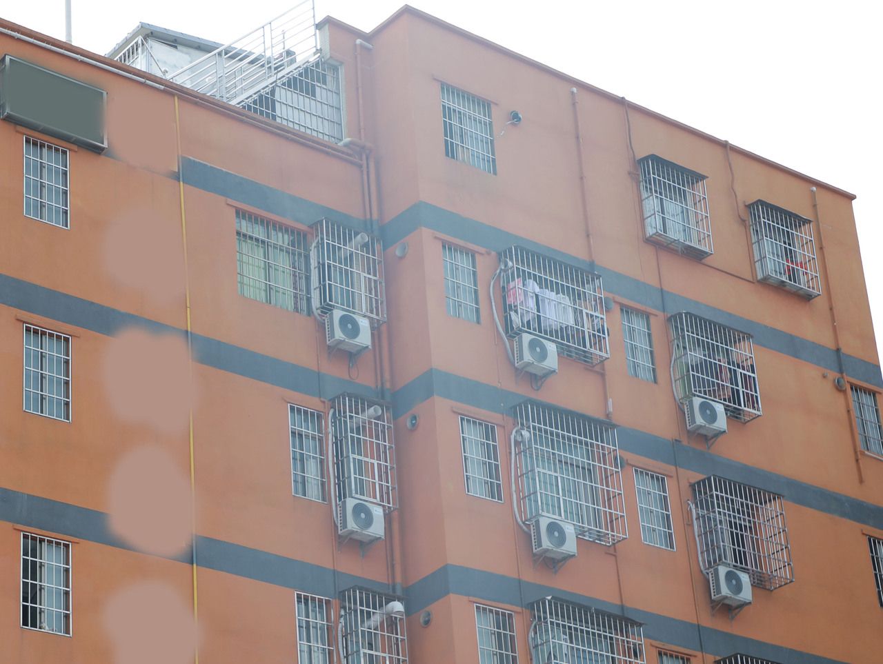 二人从6楼坠下身亡,尸体被运走。
